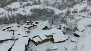 Erzincanda kar ve tipi ulaşımı olumsuz etkiledi: 12 köy yolu kapandı