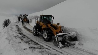 Erzincanda kardan ulaşıma kapanan 12 köy yolu açıldı
