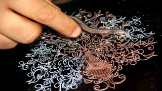 Erzincanlı kadınlar bakır işlemeciliğini yaşatıyor