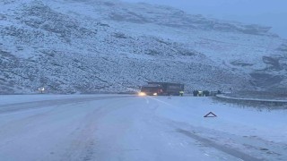 Erzurum-Erzincan karayolunda ağır tonajlı araçların geçişine izin verilmiyor