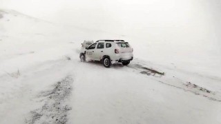 Erzurumda kar ve tipi ulaşımı durma noktasına getirdi