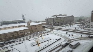 Erzurumda kar yağışı etkili oluyor