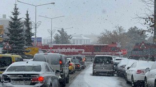 Erzurumda ulaşıma kar engeli