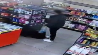 Esenlerde bir zincir markette hırsızlık: Vitrindeki cep telefonunu böyle çaldı