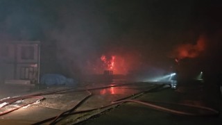 Esenyurtta hırdavat deposunda başlayan yangın geniş alana sıçradı