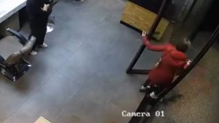 Esenyurtta kuaförde işlem yaptıran kadın kartımı arabada unuttum bahanesiyle kaçtı