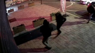 Esenyurtta kuyumcu soygunu girişimi kamerada: Hırsızlar alarm çalınca böyle kaçtı