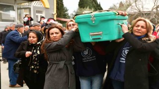 Eşi tarafından öldürülen kadının tabutunu kadınlar taşıdı