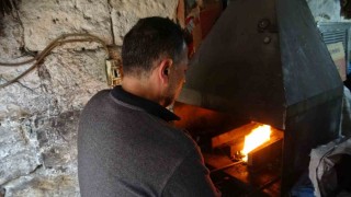 Eski yöntemlerle ürettiği kebap şişlerini 15 ülkeye ihraç ediyor