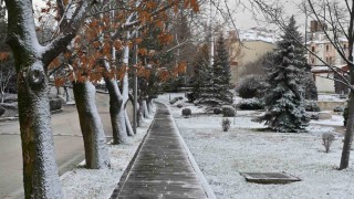 Eskişehir güne kar sürpriziyle uyandı