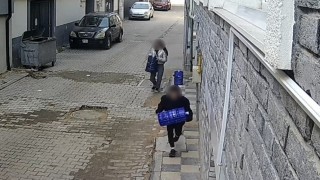 Eskişehirde 2 çocuk apartman önündeki damacanaları çaldı