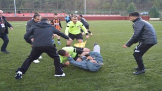 Eskişehirde hakeme saldırı kameraya yansıdı