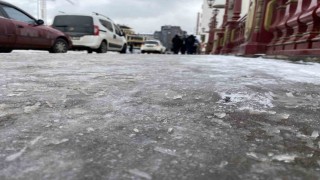 Eskişehirde kaldırımlar buz pistine döndü