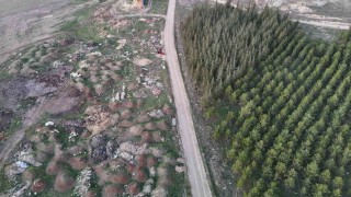 Eskişehirde tezat görüntü: Bir yanda yeşil ağaçlar, bir yanda çöp yığınları