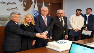 EÜ Senatosunda gururlandıran başarı pastayla kutlandı