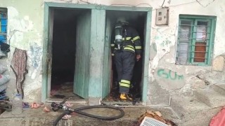 Ev yangını çevreye sıçramadan söndürüldü