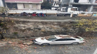 Eyüpsultanda inşaattaki çalışma park halindeki araca zarar verdi