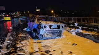 Eyüpsultanda seyir halindeki otomobil alevlere teslim oldu
