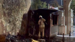 Fatihte güvenlik kulübesi alev alev yandı