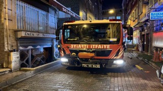 Fatihte otoparkta çıkan yangın binaya sıçradı: O anlar kamerada