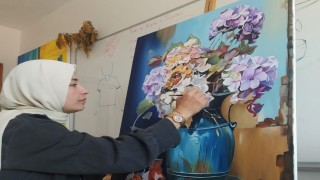 Fatsalı kadın ressam, çocukluk hayallerini tuvale yansıtıyor