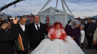Fethiyede sıra dışı düğün: Gelin ve damat cam vitrinde