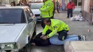 Film sahnelerini aratmayan anlar, polis böyle etkisiz hale getirdi: Ehliyetsiz sürücünün faturası ağır oldu