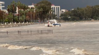 Finikede fırtına sebebiyle tekne kıyıya sürüklendi, denizin rengi çamura döndü