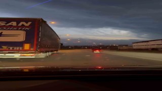 Fırtınada motosikletliye duvar olan tırcı yürekleri ısıttı