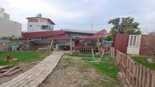 Fırtınanın çatısını uçurduğu evde mahsur kalan 3 kişiyi itfaiye kurtardı