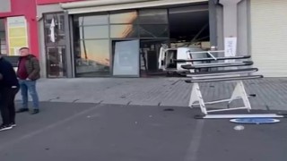 Fren yerine gaza basınca dükkana daldı