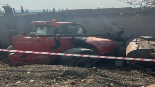 Freni patlayan iş makinesinin çarptığı genç ağır yaralandı