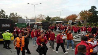 Galatasaray taraftarları derbi için stada geldi