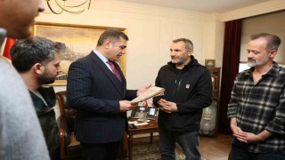 Gazeteciler, Düzcenin il olduğu günün Resmi Gazetesini Vali Aslana hediye etti