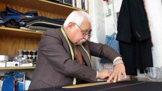 Gaziantepte 67 yaşındaki terzi ustası, elinden kitabı düşürmüyor