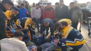 Gaziantepte motosiklet otomobile çarptı: 2 yaralı