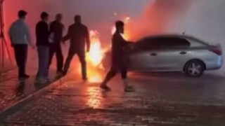Gaziantepte park halindeki otomobil alev alev yandı