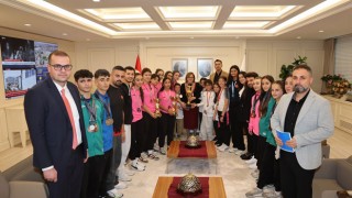 Gaziantep’te Şampiyon Sporcular Başkan Fatma Şahin’i Ziyaret Etti