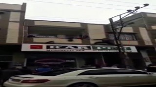 Gaziantepte yürekleri ağza getiren an: Balkonda asılı kalan çocuğu kurtardı