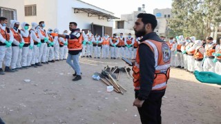 Gazzedeki Şifa Hastanesinin avlusuna gömülen 98 cenaze kimlik tespiti için çıkarıldı