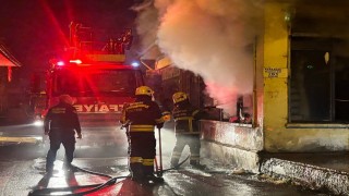 Gece yarısı iş yeri yangını: Kepenkler ve camlar kırıldı