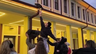 Gençlerin başarısız kedi kurtarma operasyonu kamerada