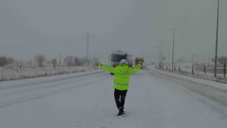 Gercüşte karda kalan arabaların imdadına polis yetişti