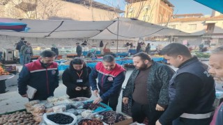 Germencikte semt pazarında gıda denetimi