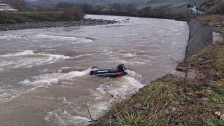 Giresunda araç dereye uçtu: 2 ölü