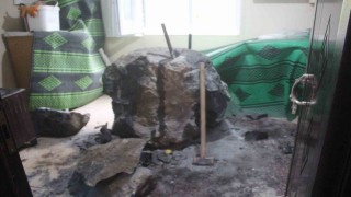 Giresunda riskli bölgedeki kayalar kaldırılırken kopan kaya parçası evin içerisine girdi