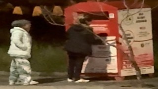 Giysi kumbarasından kıyafet çaldılar