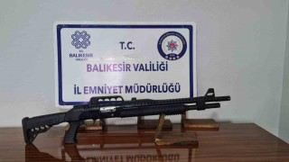 Gönende ruhsatsız silah ve 3 çalıntı motosiklet ele geçirildi