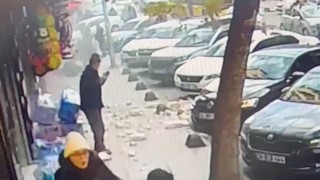 Güngörende 5 katlı binada balkon çöktü, yayalar son anda kurtuldu