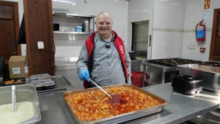 Gürsunun gülen yüzü Mesut, yemek dağıtımda